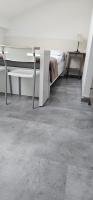  Vinylová podlah v pokoji Bukoma Stone uClick XL Beton Kámen Šedohnědý 18
